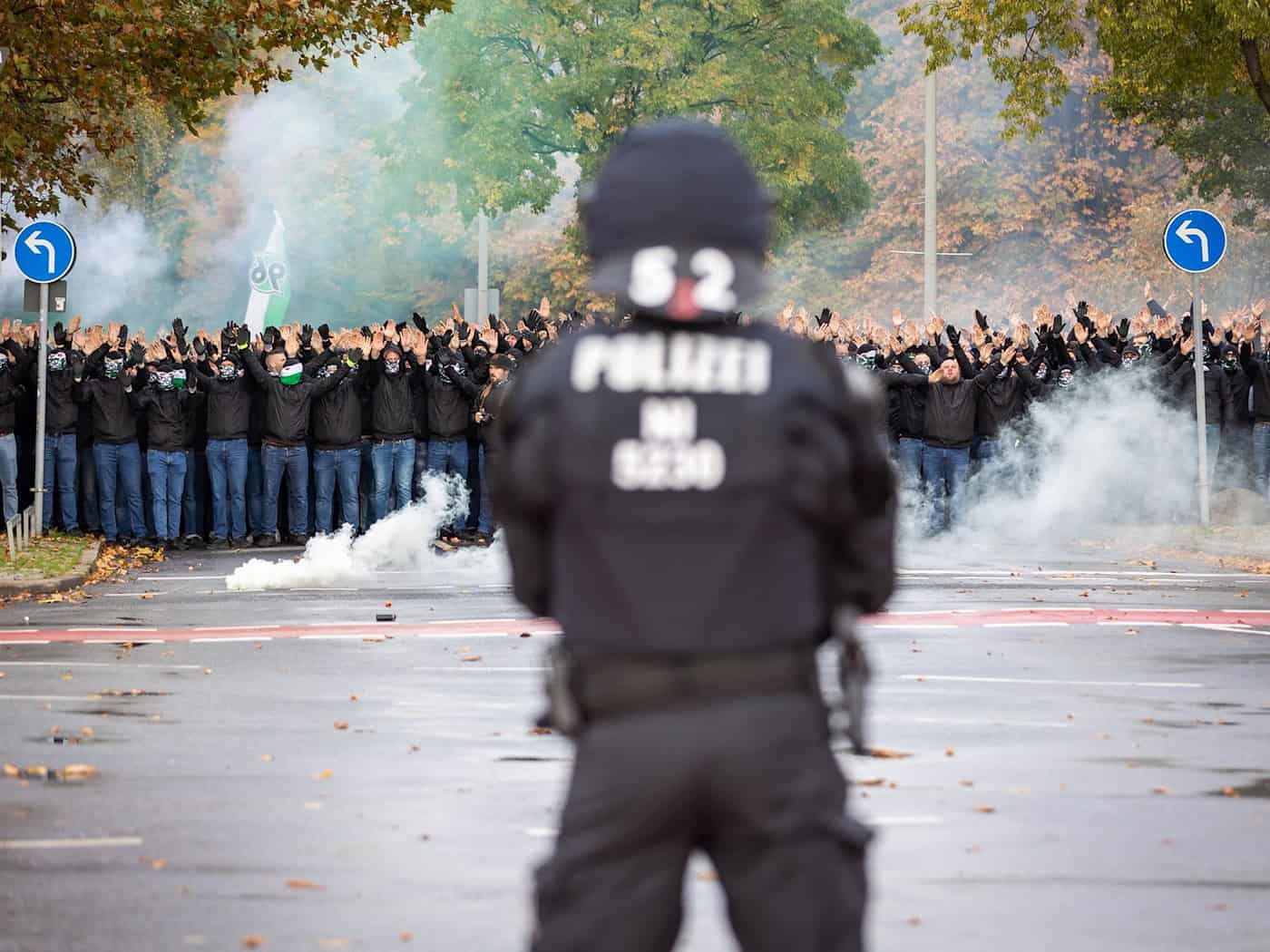Vor dem Niedersachsen-Derby: Vermummte 96-Anhänger entwenden Fan-Material in Braunschweig