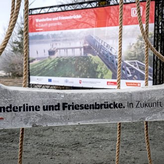Leer–Groningen: Regionalzug fährt nach fast elf Jahren wieder über neue Friesenbrücke
