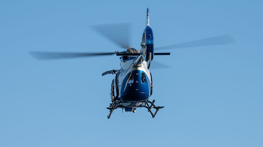 Ein Polizeihubschrauber fliegt im Rahmen eines Trainings über ein Gewässer. / Foto: Silas Stein/dpa/Symbolbild