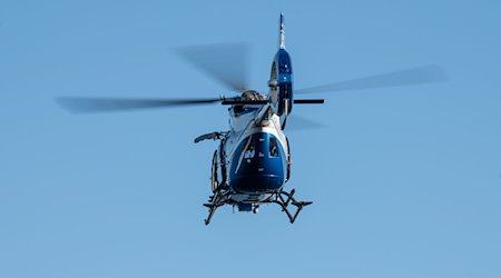 Ein Polizeihubschrauber fliegt im Rahmen eines Trainings über ein Gewässer. / Foto: Silas Stein/dpa/Symbolbild