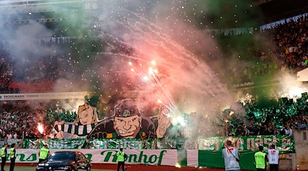 Fans von Greuther Fürth sorgen mit dem Abbrennen von Pyrotechnik und Feuerwerkskörpern für eine Spielunterbrechung. / Foto: Daniel Löb/dpa/Archivbild