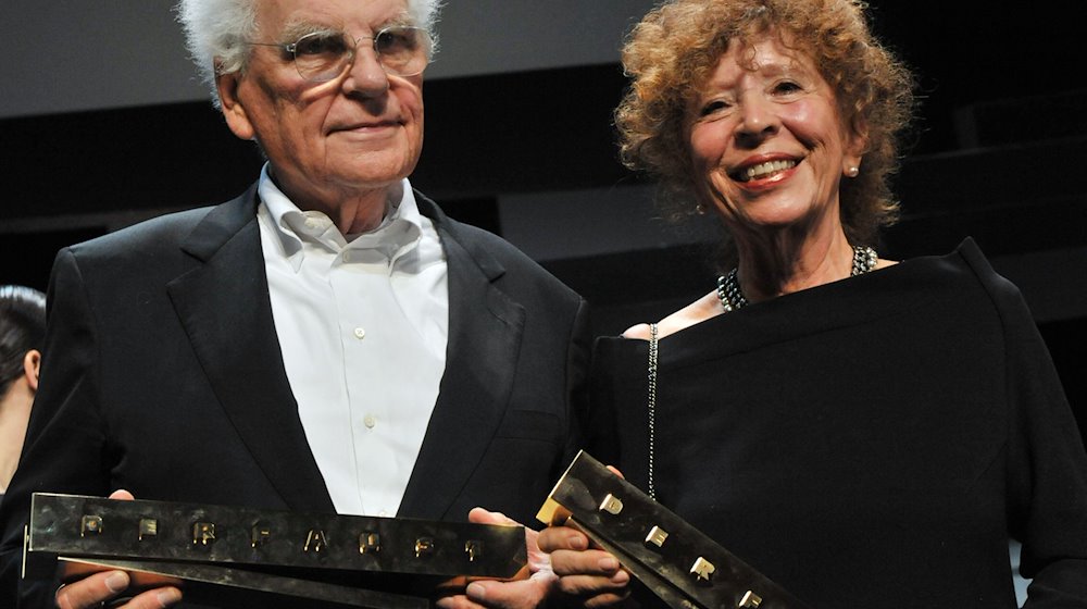 Bei der Verleihung des Deutschen Theaterpreises 2012 in Erfurt erhält der Dramatiker Tankred Dorst gemeinsam mit seiner Frau und künstlerischen Partnerin Ursula Ehler den Preis für das Lebenswerk. / Foto: Martin Schutt/dpa/Archivbild