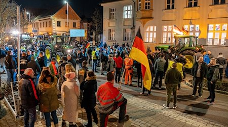 Demonstranten mit Deutschlandfahnen und Traktoren protestieren vor einer Parteiversammlung der Grünen. / Foto: News5 / Merzbach/NEWS5/dpa