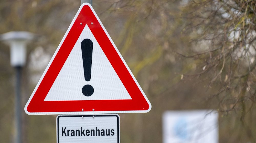 Ein Verkehrsschild fordert besondere Vorsicht unweit eines Krankenhauses. / Foto: Stefan Puchner/dpa/Symbolbild
