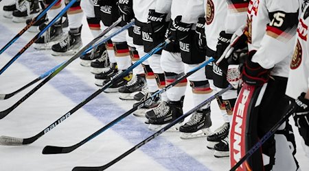 Die Spielerinnen von Deutschland stehen nach dem Spiel zusammen. / Foto: Sven Hoppe/dpa/Archivbild