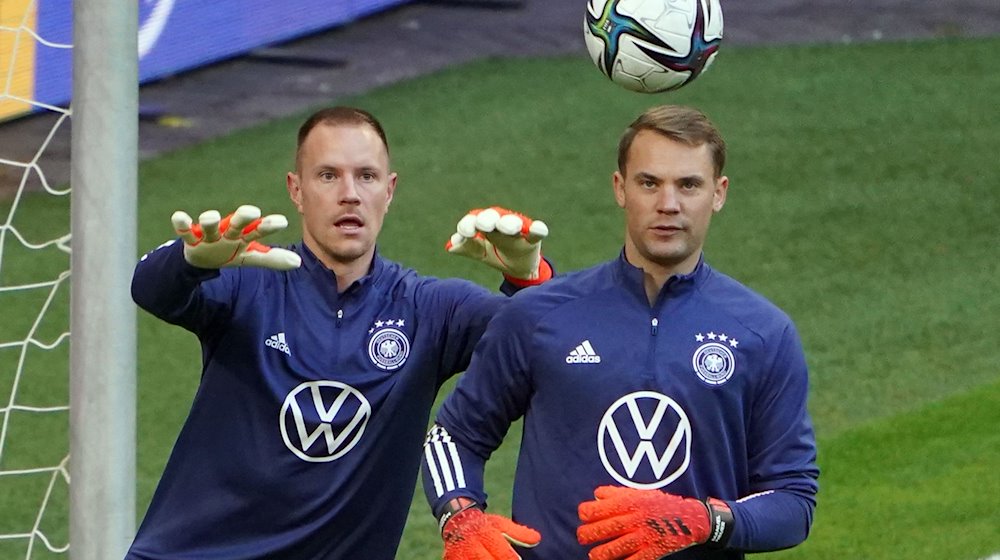 Die Torhüter Marc-Andre ter Stegen (l) und Manuel Neuer in Aktion. / Foto: Marcus Brandt/dpa/Archivbild