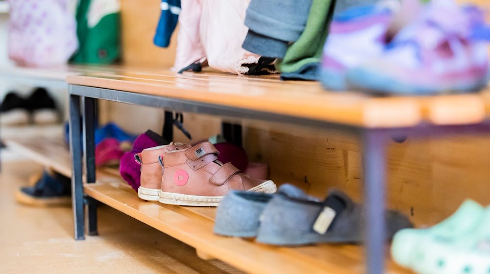 Das Schuhregal in einer Berliner Kita. / Foto: Christoph Soeder/dpa