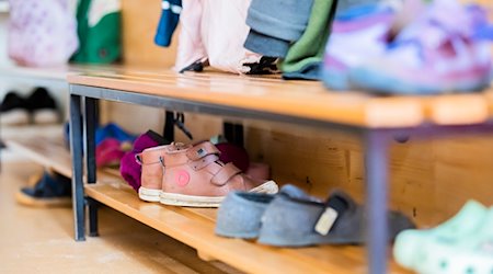 Das Schuhregal in einer Berliner Kita. / Foto: Christoph Soeder/dpa