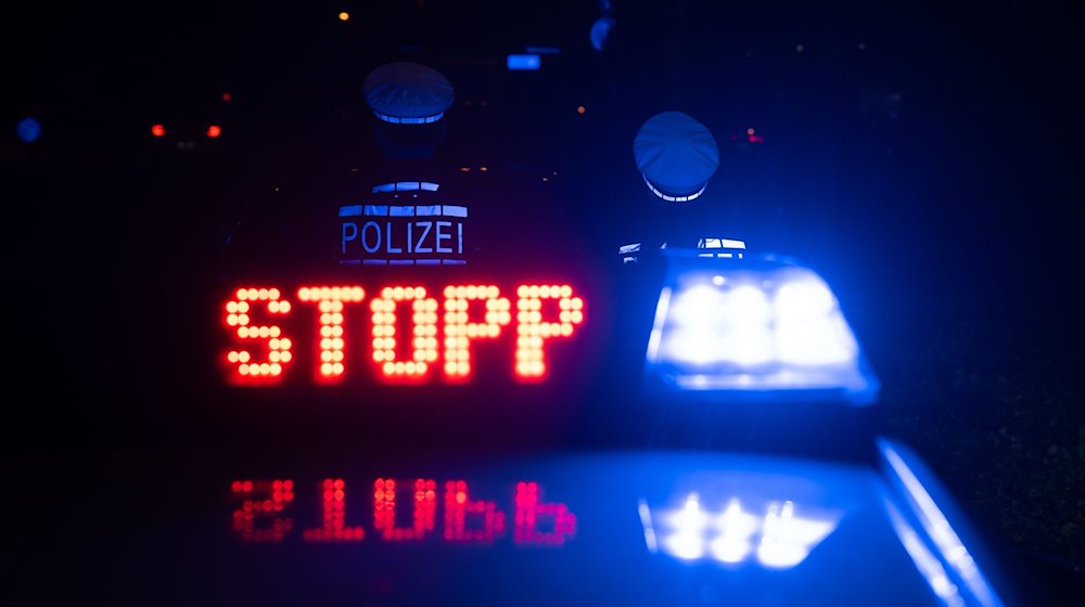 Das Wort «Stopp» ist auf dem Dach eines Polizeiwagens zu lesen. / Foto: Marijan Murat/dpa/Symbolbild