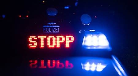 Das Wort «Stopp» ist auf dem Dach eines Polizeiwagens zu lesen. / Foto: Marijan Murat/dpa/Symbolbild