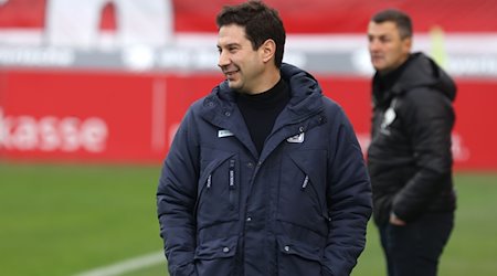 Argirios Giannikis, Trainer des TSV 1860 München, steht am Spielfeldrand. / Foto: Karl-Josef Hildenbrand/dpa