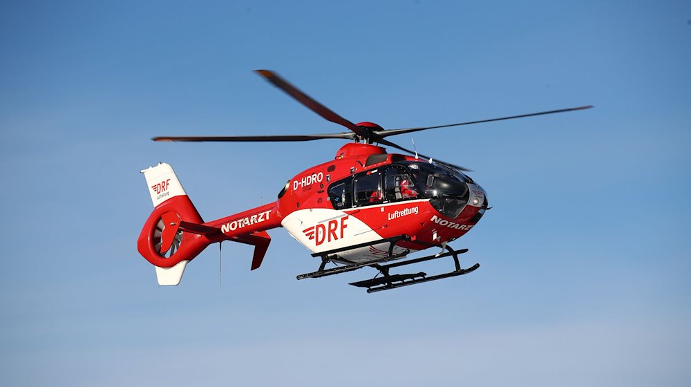 Ein Eurocopter vom Modell EC-135 P2i, Rettungshubschrauber (RTH) der Deutschen Rettungsflugwacht (DRF), startet an der Ski-Arena. / Foto: Bodo Schackow/zb/dpa/Symbolbild