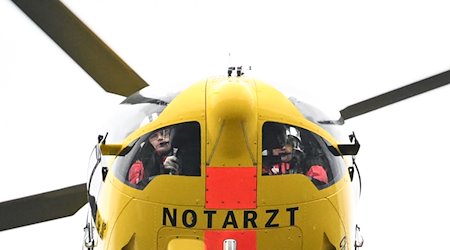 Ein Rettungshubschrauber des ADAC landet im Rahmen einer Pressevorführung vor dem Opernhaus und Landtag in Stuttgart. / Foto: Bernd Weißbrod/dpa/Archivbild