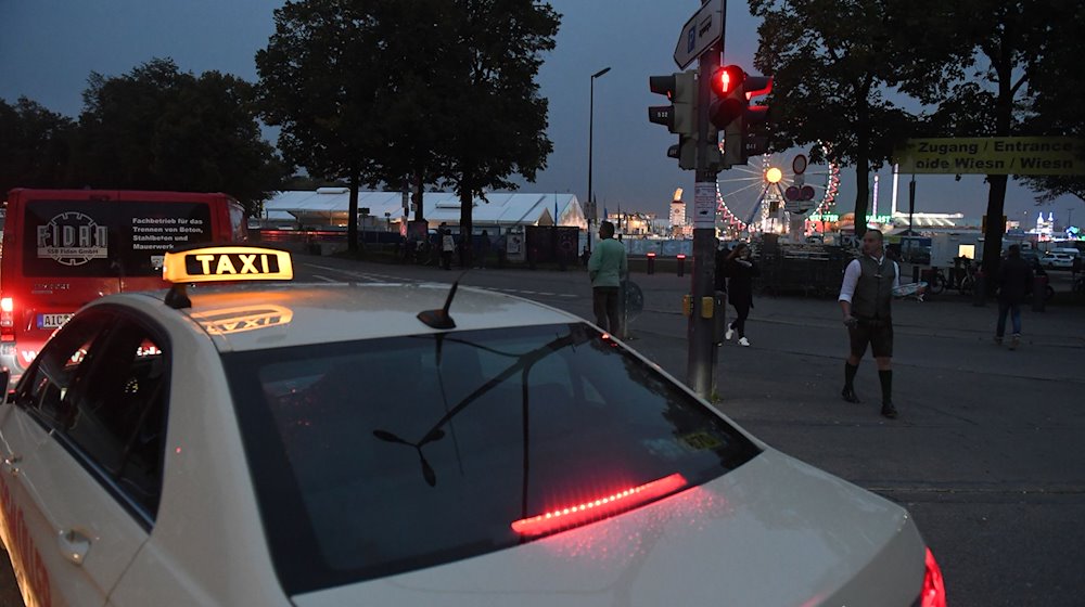 Ein freies Taxi steht an der Theresienwiese. / Foto: Felix Hörhager/dpa