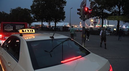 Ein freies Taxi steht an der Theresienwiese. / Foto: Felix Hörhager/dpa