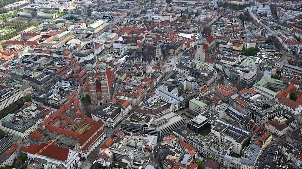 Von einem Zeppelin aus ist die Altstadt Münchens zu sehen. / Foto: Felix Hörhager/dpa/Archivbild