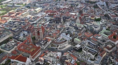 Von einem Zeppelin aus ist die Altstadt Münchens zu sehen. / Foto: Felix Hörhager/dpa/Archivbild