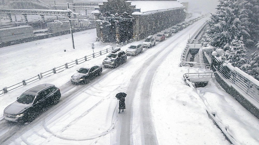 Eingeschneite Autos stehen auf der Autobahn im Stau. / Foto: Markus Angerer/APA/dpa