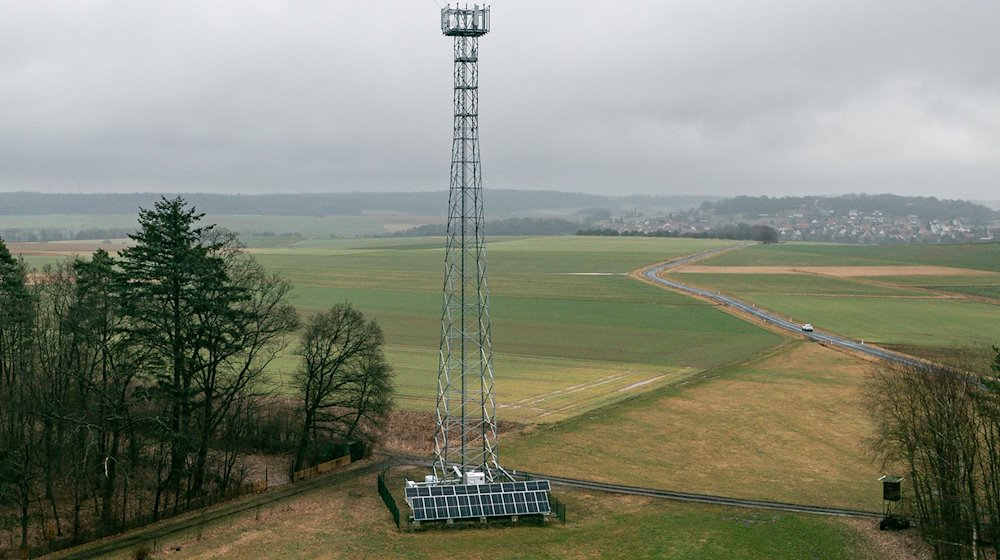 Ein Sendemast von Telefónica (O2) steht an einem Waldrand. / Foto: Quirin Leppert/O2 Telefónica /dpa