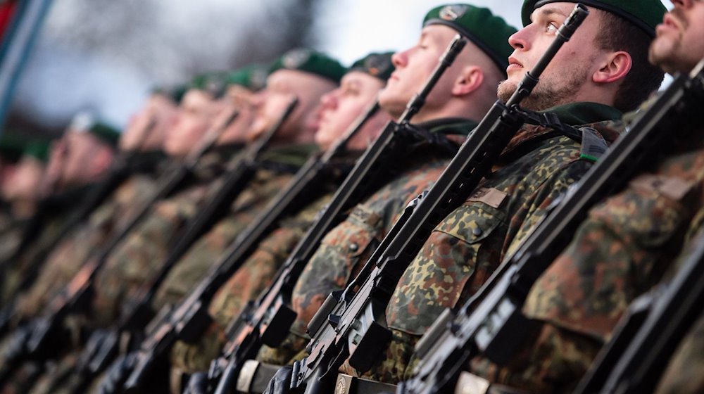 Bundeswehrsoldaten nehmen an einem Verabschiedungsappell im Jahn-Stadion in Oberviechtach (Bayern) teil. / Foto: Matthias Balk/dpa