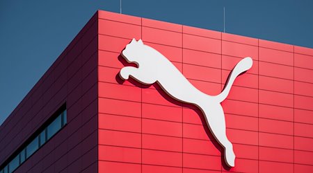 Ein Puma Logo ist an der Wand des Puma Outlets zu sehen. / Foto: Daniel Vogl/dpa