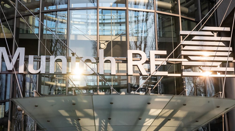 Das Logo und der Schriftzug der Munich Re ist am Haupteingang des Verwaltungsgebäudes  zu sehen. / Foto: Peter Kneffel/Deutsche Presse-Agentur GmbH/dpa