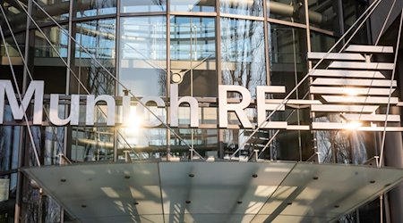Das Logo und der Schriftzug der Munich Re ist am Haupteingang des Verwaltungsgebäudes  zu sehen. / Foto: Peter Kneffel/Deutsche Presse-Agentur GmbH/dpa
