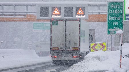 Ein Lastwagen fährt auf der verschneiten Brennerautobahn. / Foto: Bernd März/dpa/Archivbild