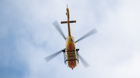 Ein Hubschrauber des ADAC fliegt. / Foto: Sebastian Gollnow/dpa/Archivbild