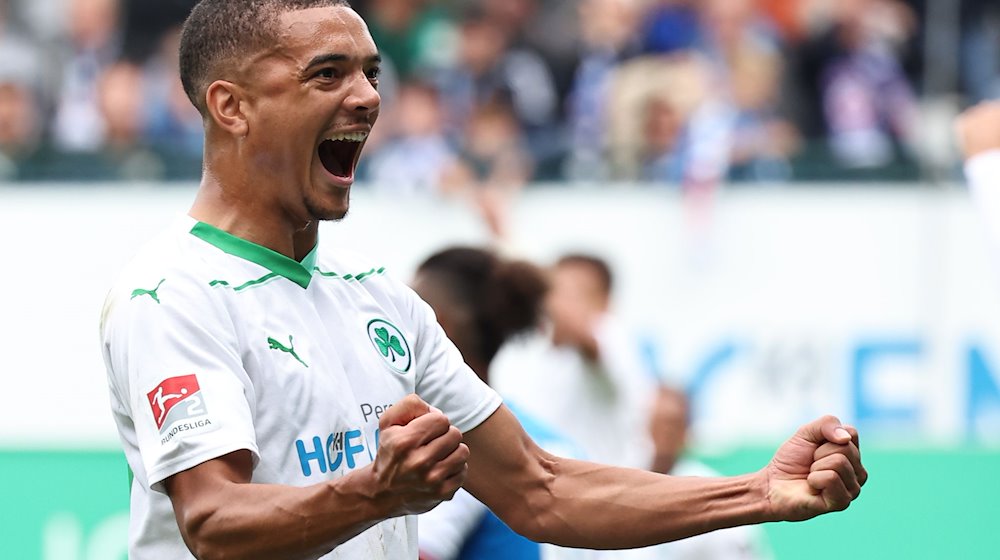 Der Fürther Maximilian Solomon Dietz jubelt über das Eigentor von Hansa Rostock zum 1:0. / Foto: Daniel Karmann/dpa/Archivbild