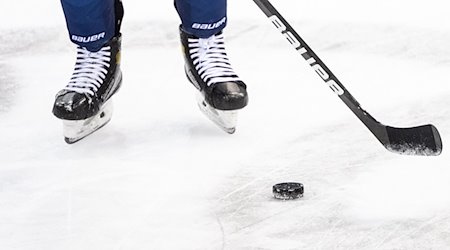 Ein Eishockeyspieler spielt den Puck. / Foto: Matthias Balk/dpa/Symbolbild