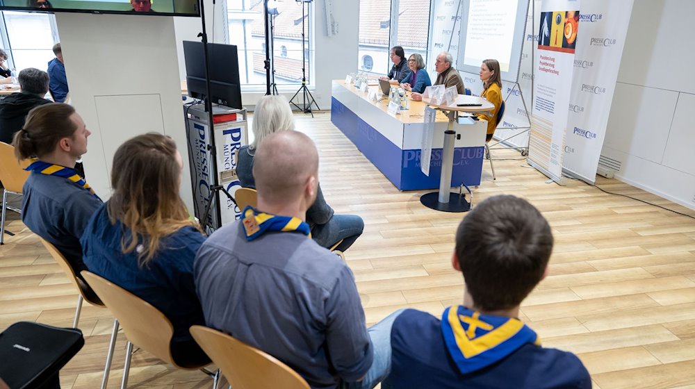 Pfadfinder nehmen an einer Pressekonferenz zur Vorstellung einer Studie zu sexualisierter Gewalt bei den Pfadfindern teil. / Foto: Lukas Barth/dpa