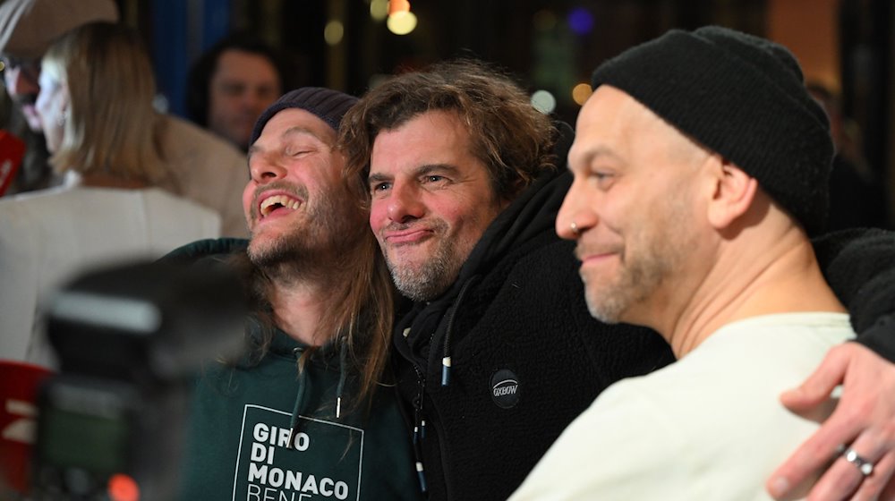 Die Band Sportfreunde Stiller, Peter Brugger, (l-r) Rüdiger „Rüde“ Linhof und Florian „Flo“ Weber stehen bei der Gala zur Verleihung der Best Brands Awards 2024. / Foto: Felix Hörhager/dpa