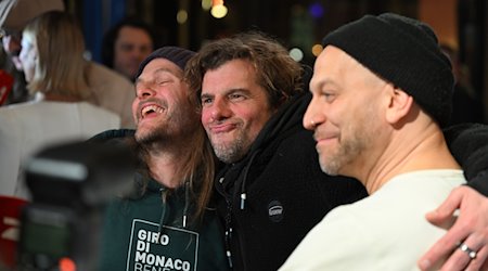 Die Band Sportfreunde Stiller, Peter Brugger, (l-r) Rüdiger „Rüde“ Linhof und Florian „Flo“ Weber stehen bei der Gala zur Verleihung der Best Brands Awards 2024. / Foto: Felix Hörhager/dpa