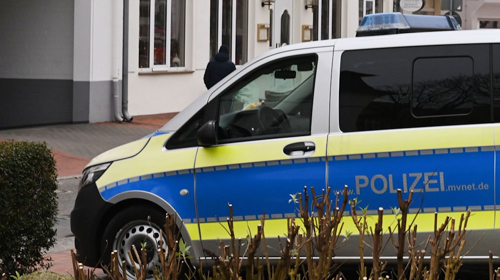 Ein Polizeiauto steht vor einem Hotel im Ostseebad Heringsdorf. / Foto: Stefan Sauer/dpa