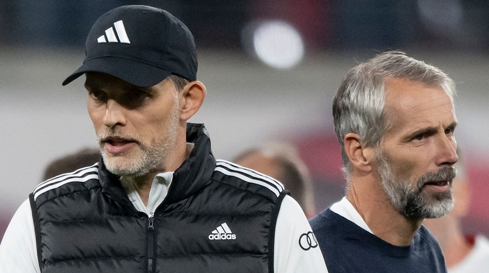 Bayern-Trainer Thomas Tuchel (l) und Leipzigs Trainer Marco Rose reagieren nach dem Spiel. / Foto: Hendrik Schmidt/dpa/Archivbild