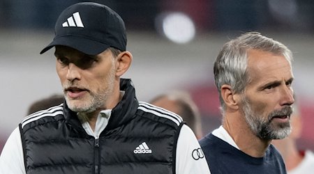 Bayern-Trainer Thomas Tuchel (l) und Leipzigs Trainer Marco Rose reagieren nach dem Spiel. / Foto: Hendrik Schmidt/dpa/Archivbild