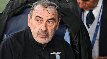 Roms Trainer Maurizio Sarri sitzt auf der Bank. / Foto: Sven Hoppe/dpa