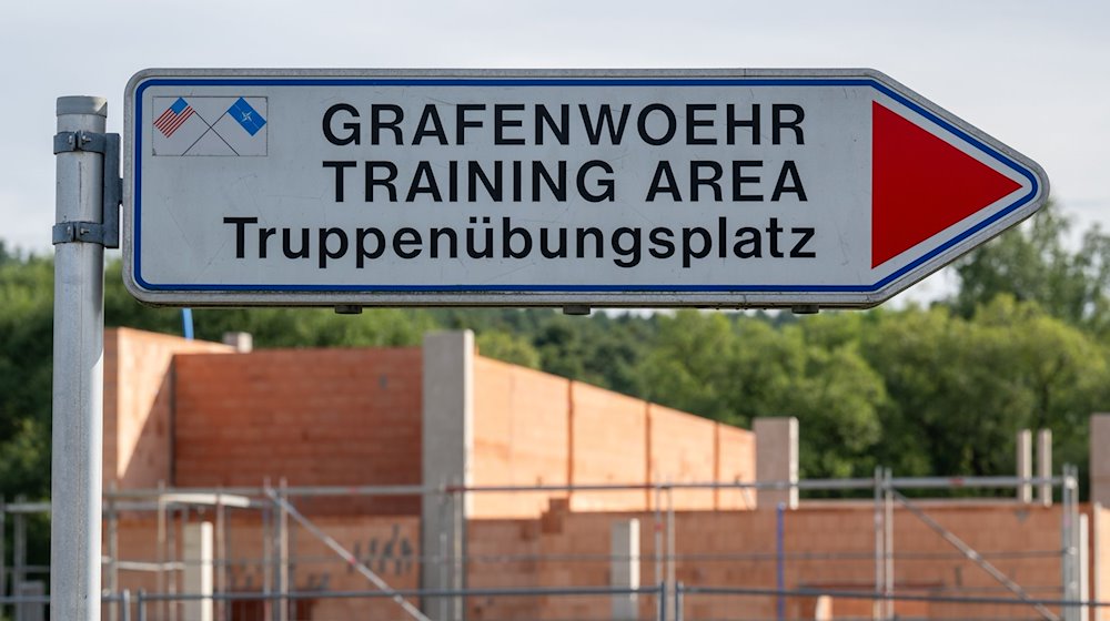 „Grafenwoehr Training Area, Truppenübungsplatz“ steht vor dem Gelände des Truppenübungsplatzes Grafenwöhr. / Foto: Armin Weigel/dpa