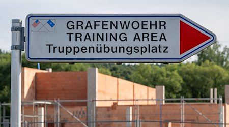„Grafenwoehr Training Area, Truppenübungsplatz“ steht vor dem Gelände des Truppenübungsplatzes Grafenwöhr. / Foto: Armin Weigel/dpa