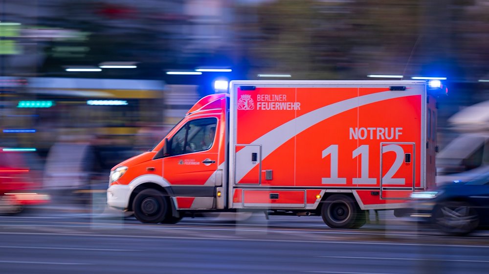 Ein Rettungswagen fährt mit Blaulicht zum Einsatz. / Foto: Monika Skolimowska/dpa