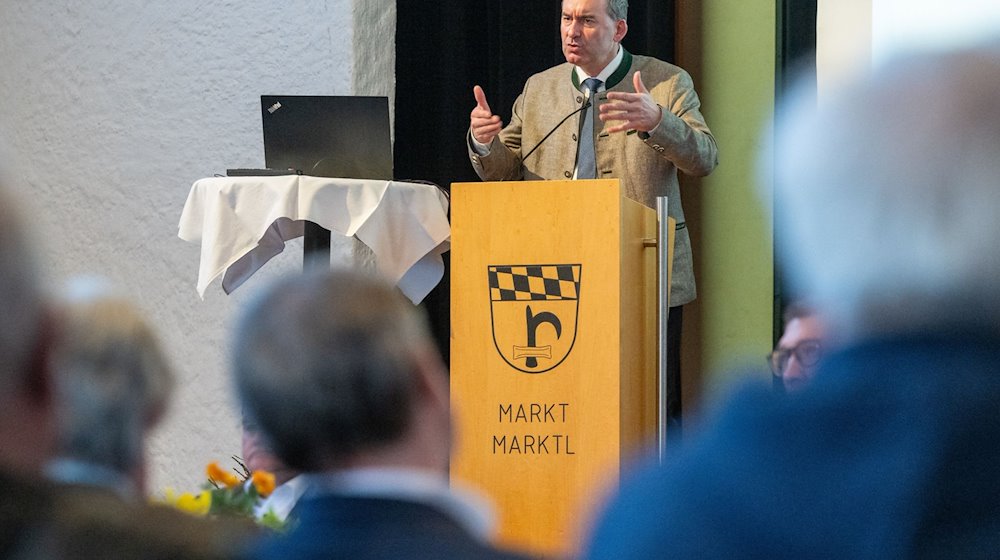 Hubert Aiwanger (Freie Wähler), Wirtschaftsminister von Bayern, spricht während einer Diskussionsveranstaltung zum geplanten Windpark Altötting. / Foto: Armin Weigel/dpa