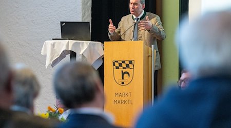 Hubert Aiwanger (Freie Wähler), Wirtschaftsminister von Bayern, spricht während einer Diskussionsveranstaltung zum geplanten Windpark Altötting. / Foto: Armin Weigel/dpa