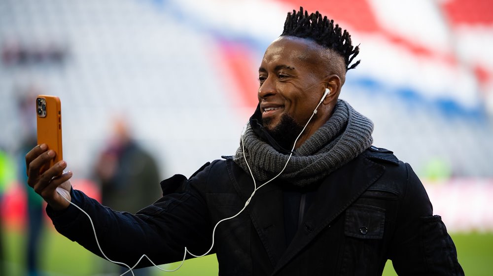 Der ehemalige Fußballspieler Zé Roberto kommt vor dem Spiel in das Stadion. / Foto: Sven Hoppe/dpa/Archivbild