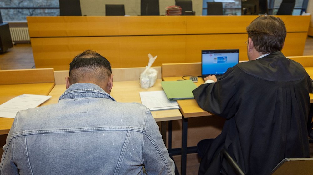 Der Angeklagte (l) sitzt mit seinem Rechtsanwalt Martin Reitmaier im Sitzungssaal im Landgericht Würzburg. / Foto: Heiko Becker/dpa