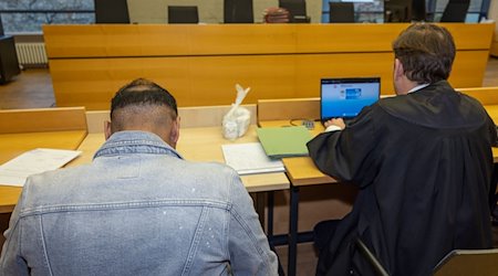 Der Angeklagte (l) sitzt mit seinem Rechtsanwalt Martin Reitmaier im Sitzungssaal im Landgericht Würzburg. / Foto: Heiko Becker/dpa