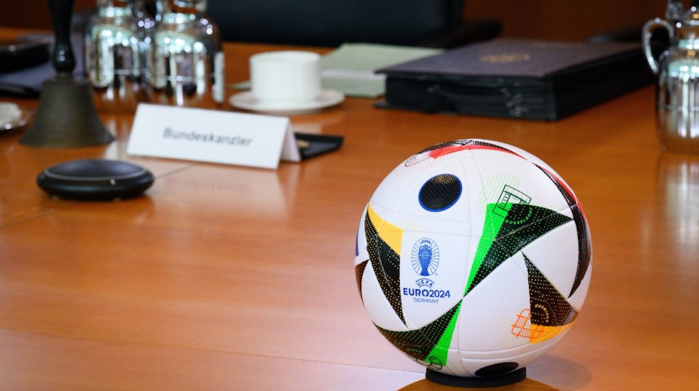 Der offizielle Fußball für die UEFA EURO 2024, die in 100 Tagen in Deutschland beginnt, liegt zu Beginn der Kabinettssitzung auf dem Kabinettstisch im Bundeskanzleramt. / Foto: Bernd von Jutrczenka/dpa