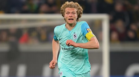 Münchens Jesper Verlaat spielt den Ball. Der Kapitän hat seinen am Saisonende auslaufenden Vertrag bei den «Löwen» verlängert. / Foto: Robert Michael/dpa