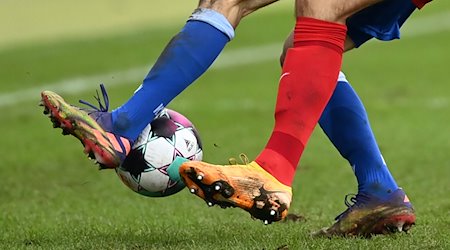 Zwei Fußballspieler kämpfen um den Ball. / Foto: Uli Deck/dpa/Symbolbild