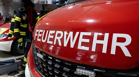 Ein Fahrzeug der Berufsfeuerwehr mit der Aufschrift „Feuerwehr“. / Foto: Sven Hoppe/dpa/Symbolbild